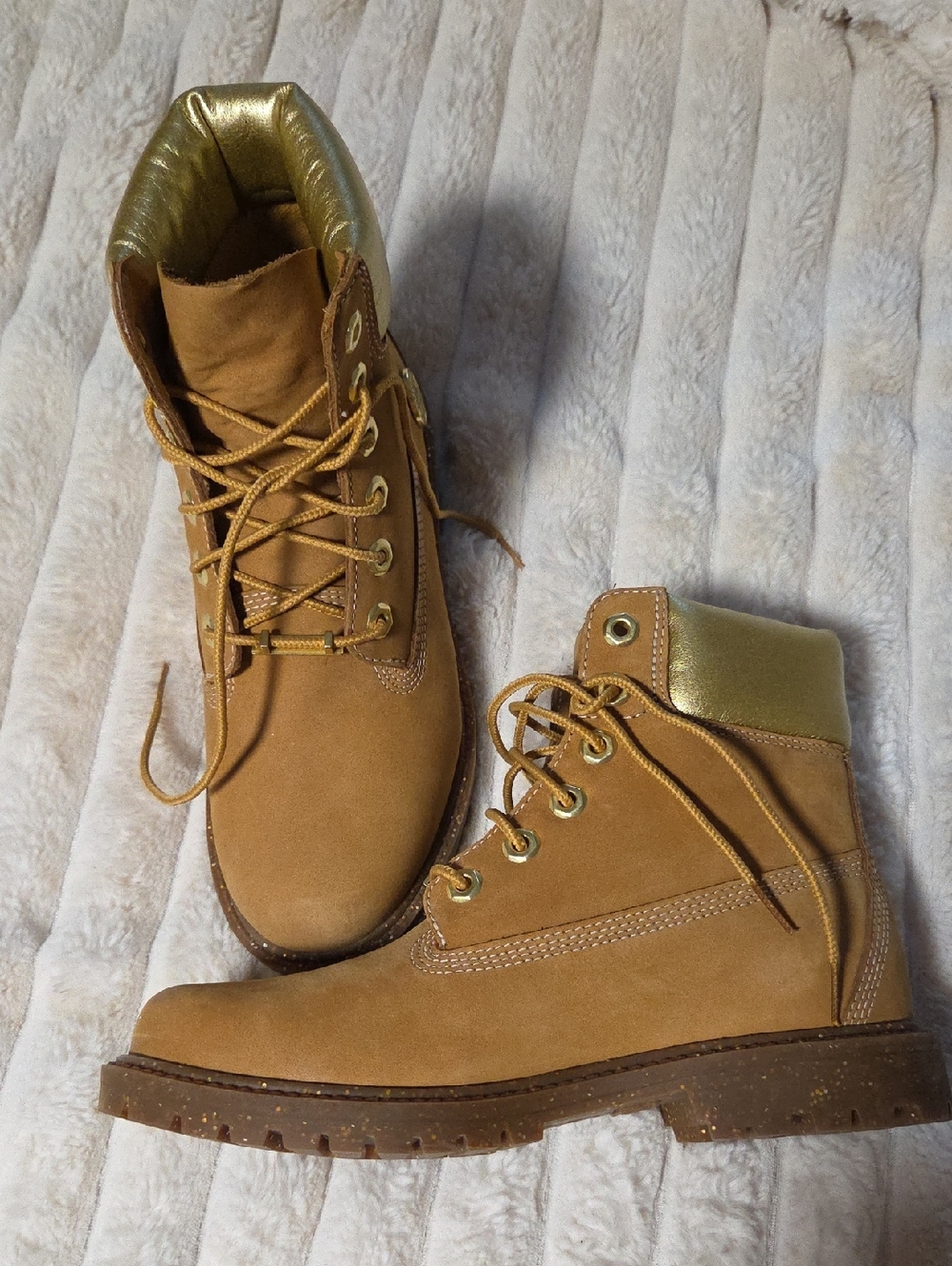 Timberland Wheat Brown Lace-Up Ankle Boots with Gold Collar **Never Worn Outside